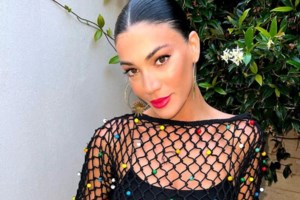 Ήβη Αδάμου: Στην Τουρκία με μάξι μαύρο φόρεμα και σέξι cut out λεπτομέρεια  [εικόνες]