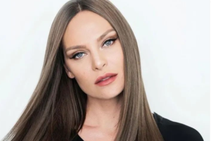 Υβόννη Μπόσνιακ: Σαγηνευτική με ολομέταξο slip dress και διάφανα mules σε βραδινή έξοδο - εικόνα 9