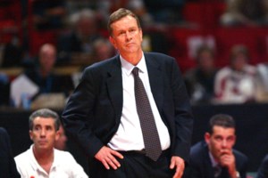 Το ελληνικό μπάσκετ αποχαιρετά τον Γιάννη Ιωαννίδη: Συντετριμμένη η σύζυγός του - Ποιοι έδωσαν το παρών [εικόνες]