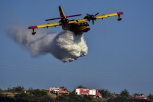 Φωτιά σε χαμηλή βλάστηση στο Ακόντιο Βοιωτίας - Σηκώθηκαν τρία αεροσκάφη και ένα ελικόπτερο