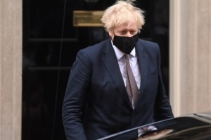 "Στα μαχαίρια" Βρετανία-ΕΕ για το εμβόλιο: "Χάρη στο Brexit η γρήγορη έγκριση" - "Φαρμακευτικός εθνικισμός"