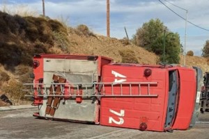 Ανεξέλεγκτη η φωτιά στην Κάρυστο: Εκκενώθηκαν Αμυγδαλιά και Πρινιάς - Οι φλόγες μπήκαν μέσα στις αυλές σπιτιών [Βίντεο] - εικόνα 3