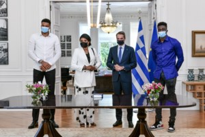Εντυπωσιακές εικόνες: Στον Πειραιά το κλαμπ "Passione Rossa" με 30 μοναδικές Ferrari - εικόνα 13
