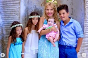 Φαίη Σκορδά: Αγνώριστη και μελαχρινή πριν από πολλά χρόνια - Μαζί με τη μητέρα της [εικόνα]