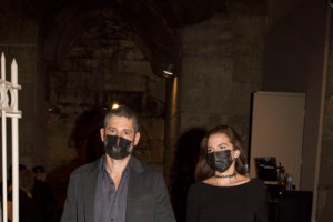 Τάμτα: Η casual πρωινή εμφάνιση με δύο διαφορετικά παπούτσια και τεράστιο t-shirt - εικόνα 7