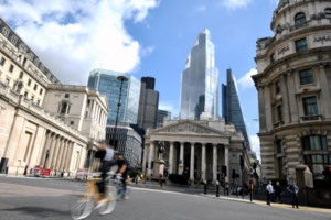 Κορονοϊός: Ένα βήμα πριν το lockdown η Βρετανία- Οι Βρετανοί αντιδρούν στο κλείσιμο των πάμπ