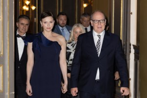 Και πάλι ξανθιά: Η πριγκίπισσα Σαρλίν είπε αντίο στο καστανό - Κούκλα και ανανεωμένη με νέο look - εικόνα 3