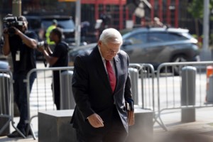 Μπομπ Μενέντεζ: Ένοχος για όλες τις κατηγορίες για διαφθορά ο γερουσιαστής – Κατηγορείται για δωροδοκία με μετρητά και ράβδους χρυσού - εικόνα 2