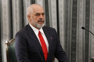 Φρέντι Μπελέρης - Οι φόβοι των ομογενών στην Αλβανία: Αν καταδικαστεί χάνει τη δημαρχία