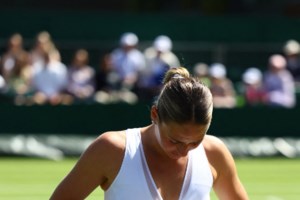 Με preppy look στο Wimbledon η Σάλμα Χάγιεκ: Το navy τουίντ μπλέιζερ που συνδύασε με τοπ και τσάντα Gucci - εικόνα 4