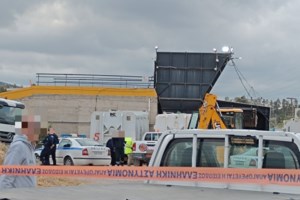 Βραυρώνα: Η στιγμή που ο 25χρονος πατέρας πετάει το βρέφος στα σκουπίδια - Βίντεο σοκ