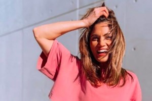 Μαίρη Συνατσάκη: Επέστρεψε στη δουλειά και πήρε για πρώτη φορά την κόρη της στο γραφείο [εικόνες] - εικόνα 5