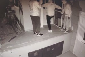 Πέραμα: Ο δήμαρχος κατάβρεξε με μάνικα τα πράγματα οικογένειας Ρομά- "Στο σπίτι σας, σε ίδρυμα τα μωρά, εσύ στη μπουζουρού"