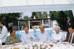 Η Ντόρα για τη Μαρίκα: Της έλεγαν μην φοράει εξώπλατα γιατί θα φαίνεται η ουλή...κι εκείνη φορούσε μόνο εξώπλατα - εικόνα 10