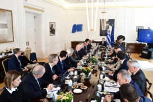 Χρίστος Δήμας: Αγκαζέ με τη μητέρα του στην ορκωμοσία ο νέος υπουργός Μεταφορών και Υποδομών - εικόνα 2