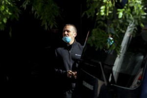 Χρυσή Αυγή: Nέο προκλητικό σόου Ουρανίας με τη γνωστή χειρονομία - Τι φώναξε στον πατέρα της πριν μπει στην κλούβα [Βίντεο] - εικόνα 2