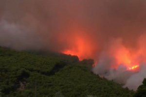 Η φωτιά έχει περικυκλώσει το Πόρτο Γερμενό - Καίγονται σπίτια, απομακρύνονται με πλωτά μέσα οι πολίτες - εικόνα 2