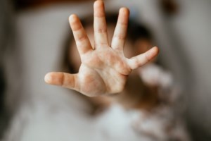 Αγρίνιο: Δέκα χρόνια φυλακή στον πατέρα που βασάνισε άγρια την κόρη του και ξυλοκόπησε τα παιδιά του - Στη φυλακή και η σύζυγός του