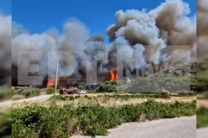 Φωτιά στη Ραφήνα: Εκλεισε η λεωφόρος Μαραθώνος - Διακοπή της κυκλοφορίας