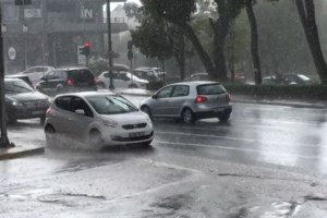 Live οι εξελίξεις: Η κακοκαιρία σαρώνει την Αττική, μήνυμα 112 - Πλημμύρες και χαλάζι στα βόρεια προάστια - εικόνα 3