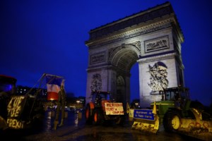 Πρωτόγνωρο σκηνικό στο Παρίσι: Οι αγρότες κατέλαβαν όλα τα αξιοθέατα της γαλλικής πρωτεύουσας [εικόνες - βίντεο] - εικόνα 2