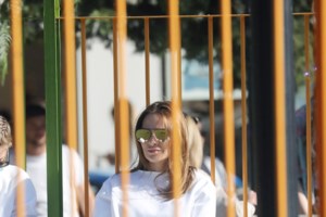 Υβόννη Μπόσνιακ: Πώς φόρεσε το λευκό πουκάμισο σε βραδινή έξοδο στα σοκάκια της Μυκόνου - εικόνα 5