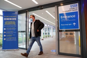 Ο Φάουτσι εξηγεί γιατί πρέπει να φοράμε μάσκα και μετά το εμβόλιο - Τι είπε για τη διπλή μάσκα