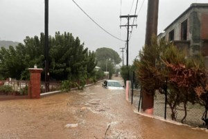 Κακοκαιρία Daniel: Καρέ καρέ η βύθιση αυτοκινήτου στα νερά ορμητικού χειμάρρου στη Μηλίνα [εικόνες]