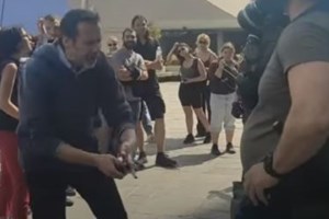 ΑΠΘ: Νέα επεισόδια με τους αντεξουσιαστές με κράνη, να πετάνε μάρμαρα στους αστυνομικούς [εικόνες, βίντεο] - εικόνα 6