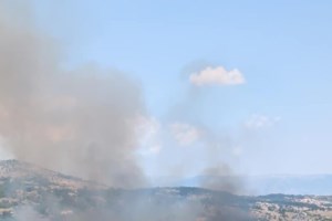 Πυρκαγιά σε διαμέρισμα στο κέντρο της Αθήνας - Πυροσβέστης με αναπνευστικό πρόβλημα - Κλειστή η οδός Μάρνη [βίντεο]