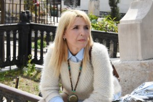 Με κολάρο και δεμένο χέρι η Ρένα Κουβελιώτη- Τη χτύπησε άντρας που έκανε εργασίες οξυγονοκόλλησης στη φύση [βίντεο] - εικόνα 3