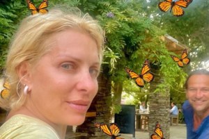 Η Ελένη Μενεγάκη στις διακοπές της, με τη μικρή Μαρίνα - Περπατούν πιασμένες χέρι-χέρι [εικόνα]