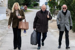 Οι 72 ώρες του ΣΥΡΙΖΑ στις Σπέτσες: Ο Κασσελάκης απέφυγε τις κάμερες, αλλά ο προβληματισμός παραμένει