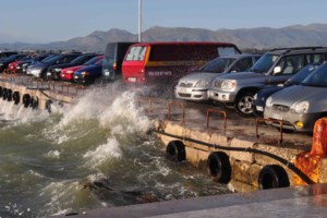 Ισχυροί άνεμοι σάρωσαν Θεσσαλία, Ήπειρο και Εύβοια: Ανεμοστρόβιλος στην Άρτα, ανετράπη νταλίκα στην Εγνατία Οδό [βίντεο]