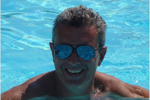 Νίκος Χατζηνικολάου: H σπάνια φωτογραφία με τα τέσσερα παιδιά του στις διακοπές [Εικόνα]