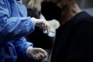 Πώς θα εμβολιαστούν φέτος τα παιδιά για την γρίπη: Πρεμιέρα για το ρινικό εμβόλιο - Νέες συστάσεις του υπουργείου Υγείας