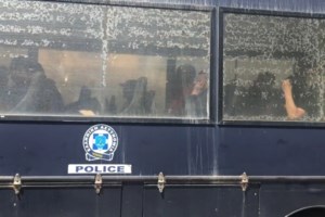Εικόνες ντροπής στα δικαστήρια της Ευελπίδων- Κρατούμενοι καταρρέουν στα πατώματα, δεμένοι με χειροπέδες στα κάγκελα