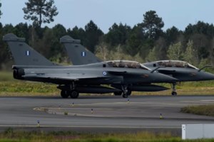 Συγκίνηση: O βετεράνος πιλότος Διογένης Χαρλαύτης "υποκλίνεται" στο ελληνικό Spitfire - εικόνα 2