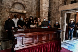 Μίκης Θεοδωράκης: Αυτός είναι ο τάφος που "ενέκρινε" στον Γαλατά – Πρόβλεψη χώρου για τη γυναίκα του, όχι για τα παιδιά τους - εικόνα 2