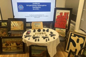 Καμπάνια ενημέρωσης της ΕΛ.ΑΣ.: Η κ. Χρυσούλα ενημερώνει τους ηλικιωμένους για τις παγίδες των απατεώνων