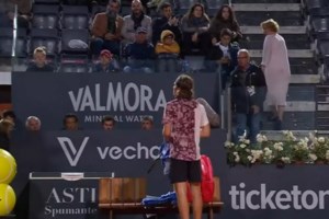 Σύσσωμο το Twitter κατά του Τσιτσιπά: Έβρισε και έδιωξε τη μαμά του από το γήπεδο - "Είσαι "μ@@@μένη;"