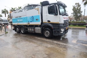 Αλιμος: Ηλικιωμένη βρέθηκε ξαφνικά να κολυμπάει σε... λίμνη από βοθρολύματα στην παραλιακή - Βίντεο - εικόνα 2