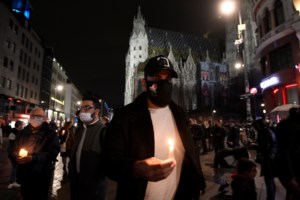 Μακελειό στη Βιέννη: Μνημόσυνο για τα θύματα της τρομοκρατικής επίθεσης με συμμετοχή ελληνορθόδοξου Μητροπολίτη - εικόνα 4