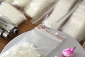 Κύκλωμα στα Μέγαρα διακινούσε όπλα - Τι βρήκαν σε σπίτια και αποθήκες - 23χρονη βρέθηκε με δεκάδες κλεμμένα χρυσά κοσμήματα