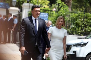 Τζένη Μπαλατσινού: Για ποτό με φίλους στην Πάτμο με μικροσκοπικό τζιν σορτσάκι και λευκό πουκάμισο - εικόνα 7