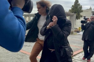 Πιερία: "Πήρα ηρωίνη για να μην καταρρεύσω - Τον τύλιξα σε χαλί και τον έσυρα στην αυλή" - Πώς η 34χρονη περιέγραψε το έγκλημα - εικόνα 3