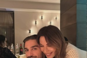 Ο Νίκος Ευαγγελάτος πέταξε με ελικόπτερο πάνω από Σαντορίνη και Αμοργό - Μαζί με τον Γεράσιμο Παπαδόπουλο [βίντεο]