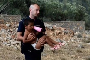 Χωμένοι μέσα στις φλόγες- Συγκλονιστικό βίντεο από την προσπάθεια των πυροσβεστών-  "Συνεχίζουμε" η υπόσχεσή τους - εικόνα 3