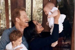 Υποβασταζόμενη η βασίλισσα Ελισάβετ στο μνημόσυνο του συζύγου της πρίγκιπα Φίλιππου [Βίντεο] - εικόνα 3