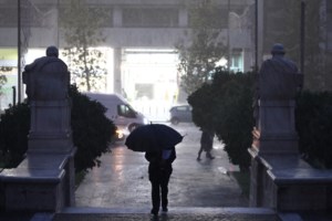 Κακοκαιρία Byron: Παύση εργασιών για διανομείς και εφαρμογή τηλεργασίας όπου είναι εφικτό